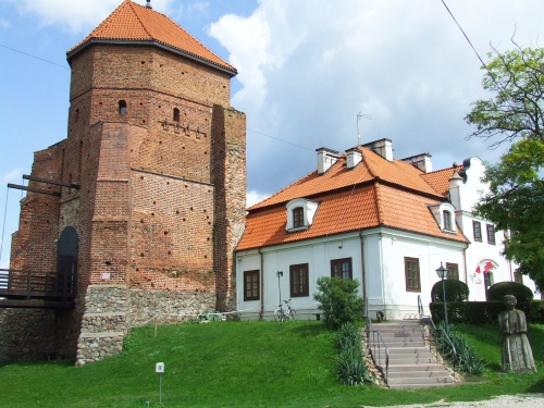 Widok na basztę i muzeum-zbrojownię zamku w Liwie